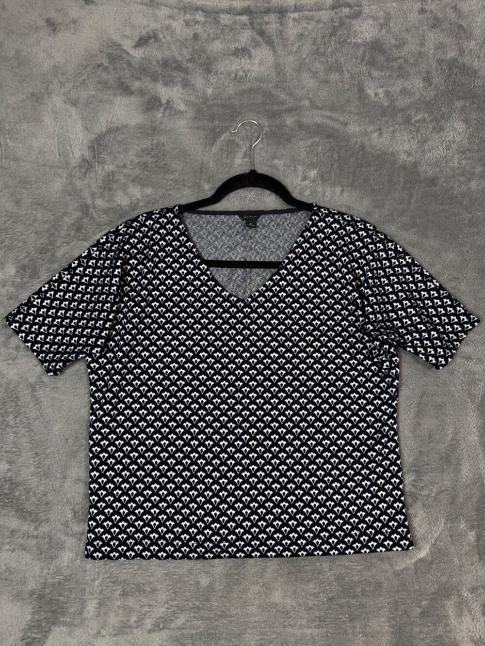 Ann Taylor Women's Navy Blue White Geometric V-Neck Knit Top Size Small Stretch